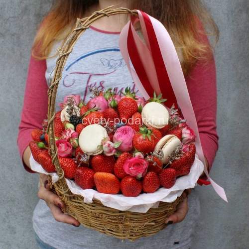 Корзина с клубникой «Сладкий вечер»  